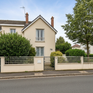 Vue d'une maison ancienne à Montreuil avec une pancarte de vente